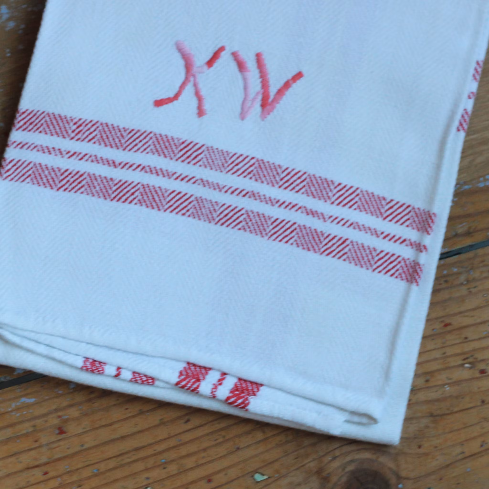 Handduk - Linne Monogram KW Röd