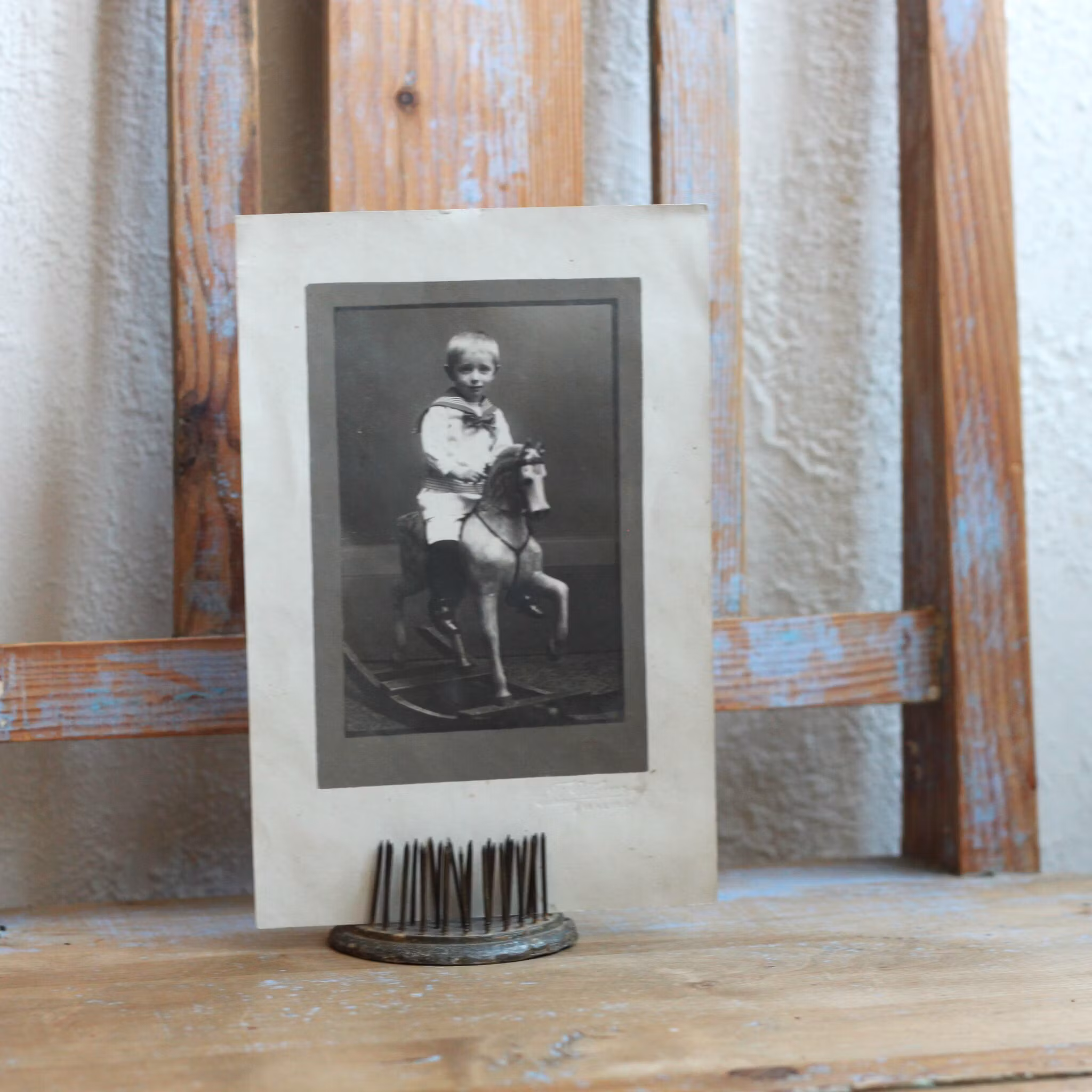 Fotografi - Pojke i Sjömanskostym, på Gunghäst