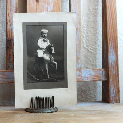 Fotografi - Pojke i Sjömanskostym, på Gunghäst