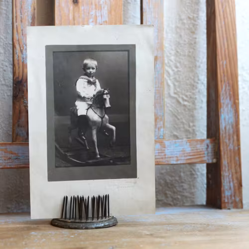 Fotografi - Pojke i Sjömanskostym, på Gunghäst