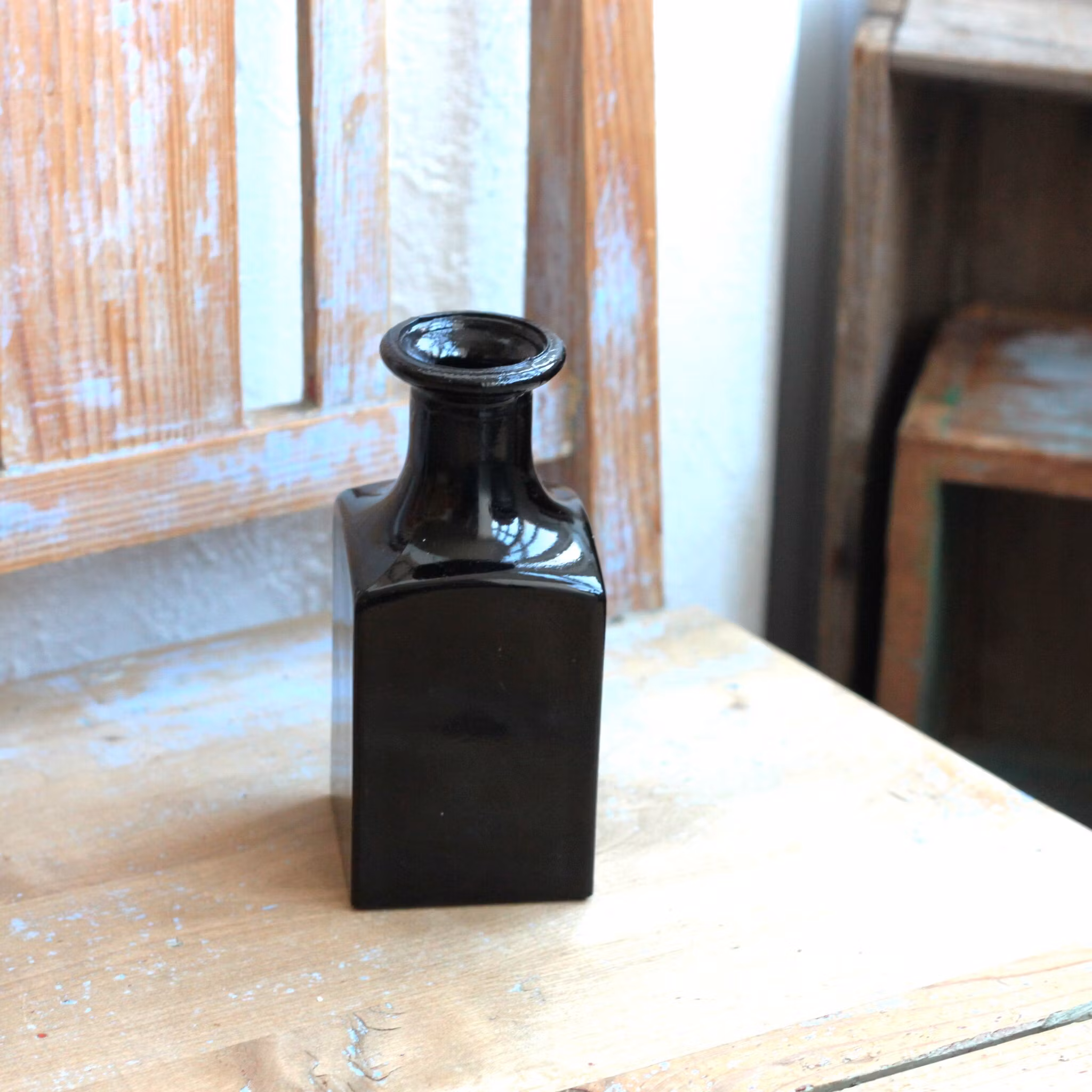 Vas - Flaska i Svart Glas