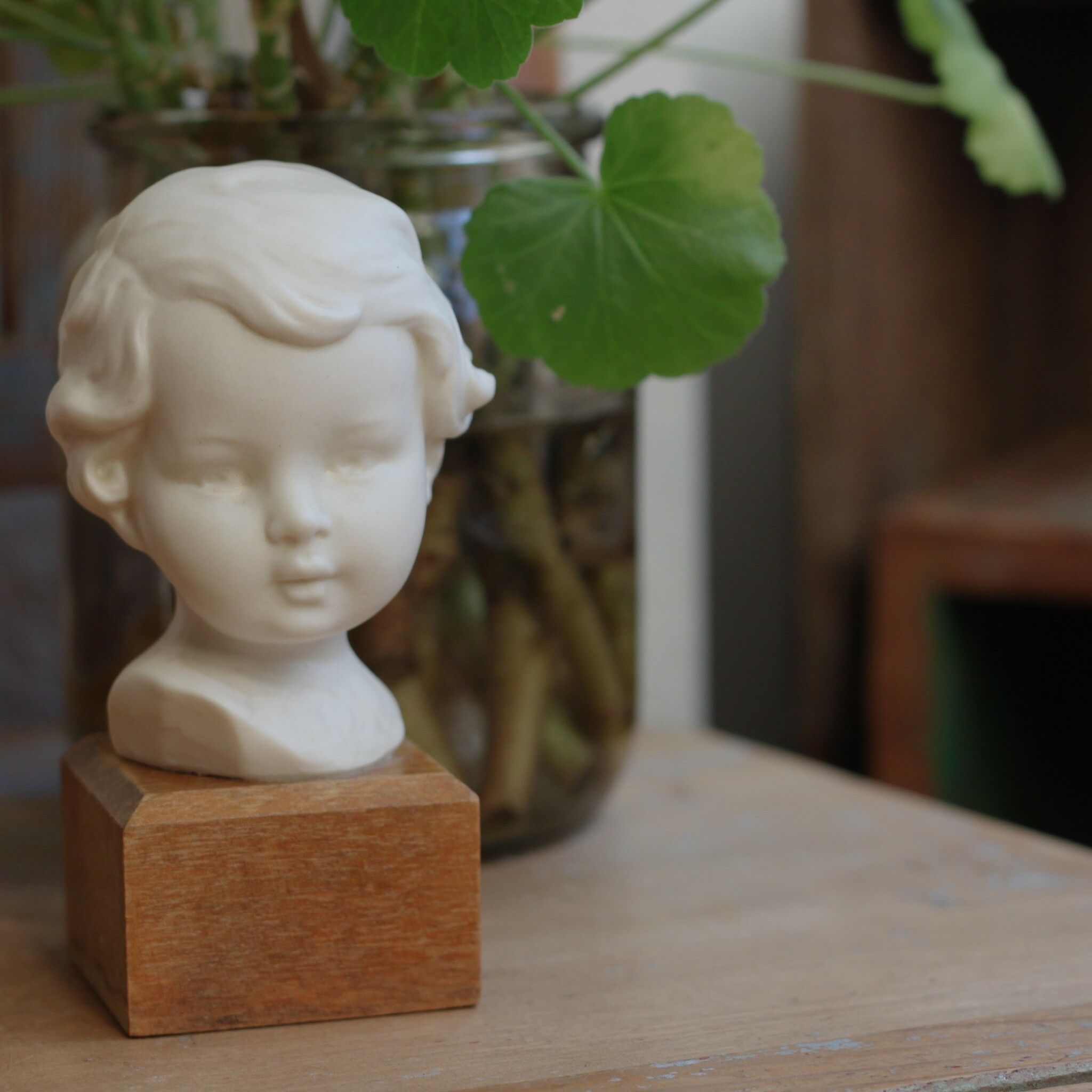 Skulptur - Barnhuvud Vitt i Keramik