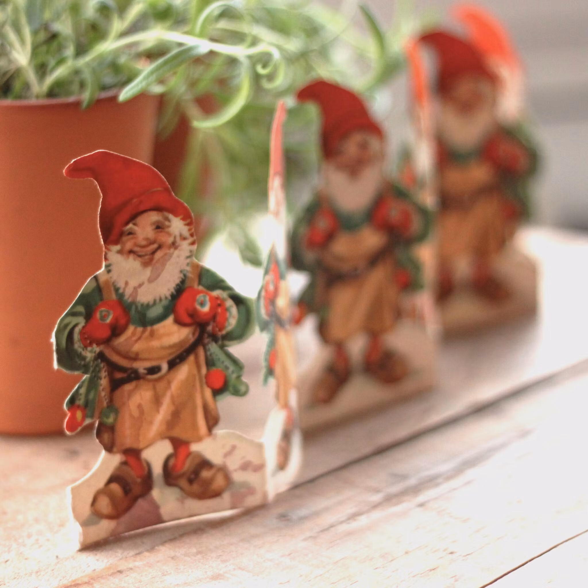 Pappersparad - Tomte med tofflor