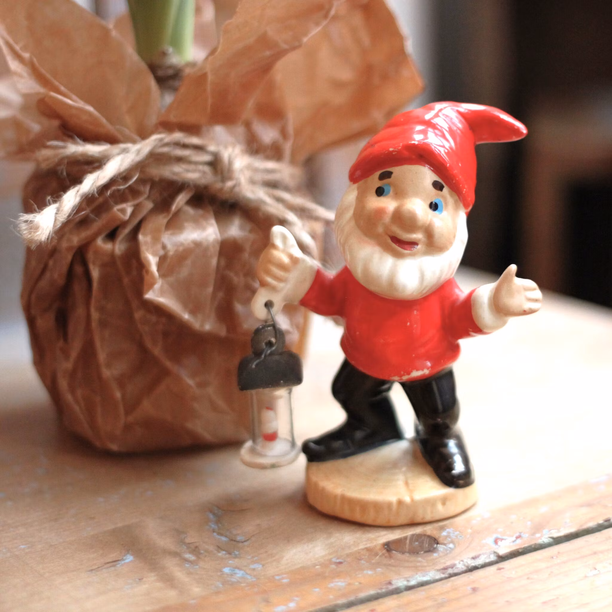 Tomte - Porslinstomte med lykta