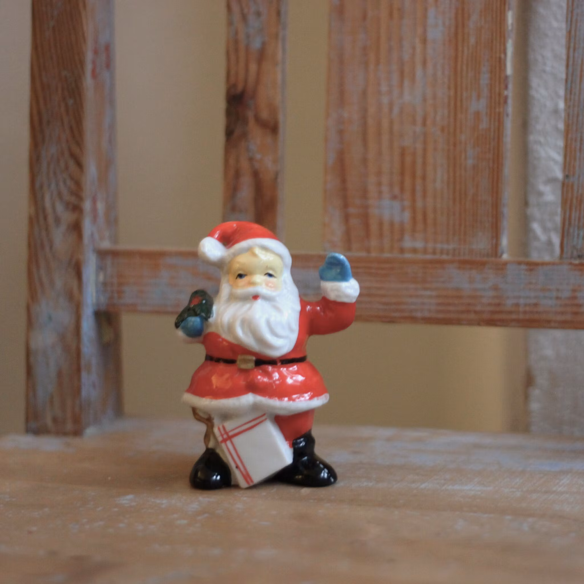 Tomte - Porslinstomte med paket