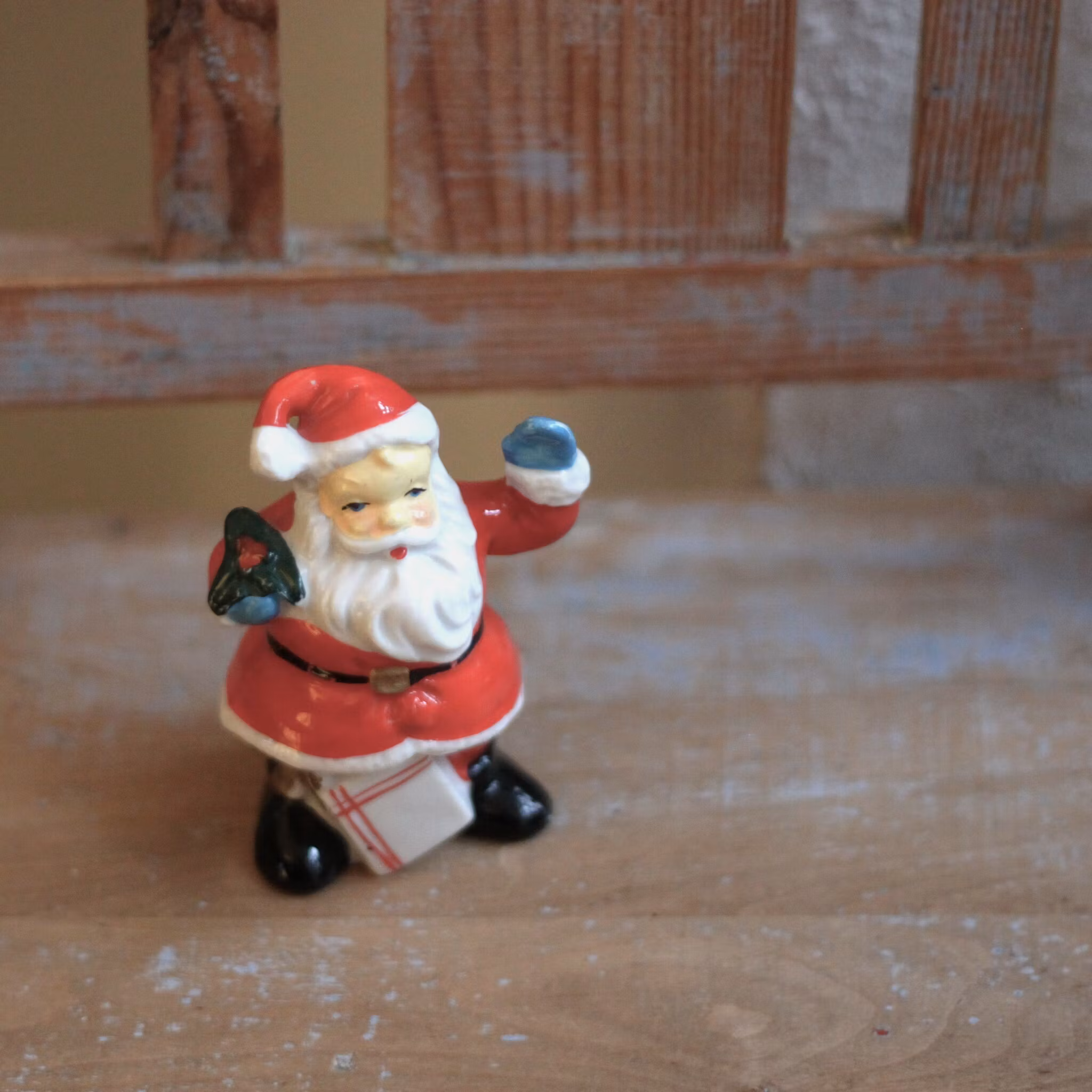 Tomte - Porslinstomte med paket