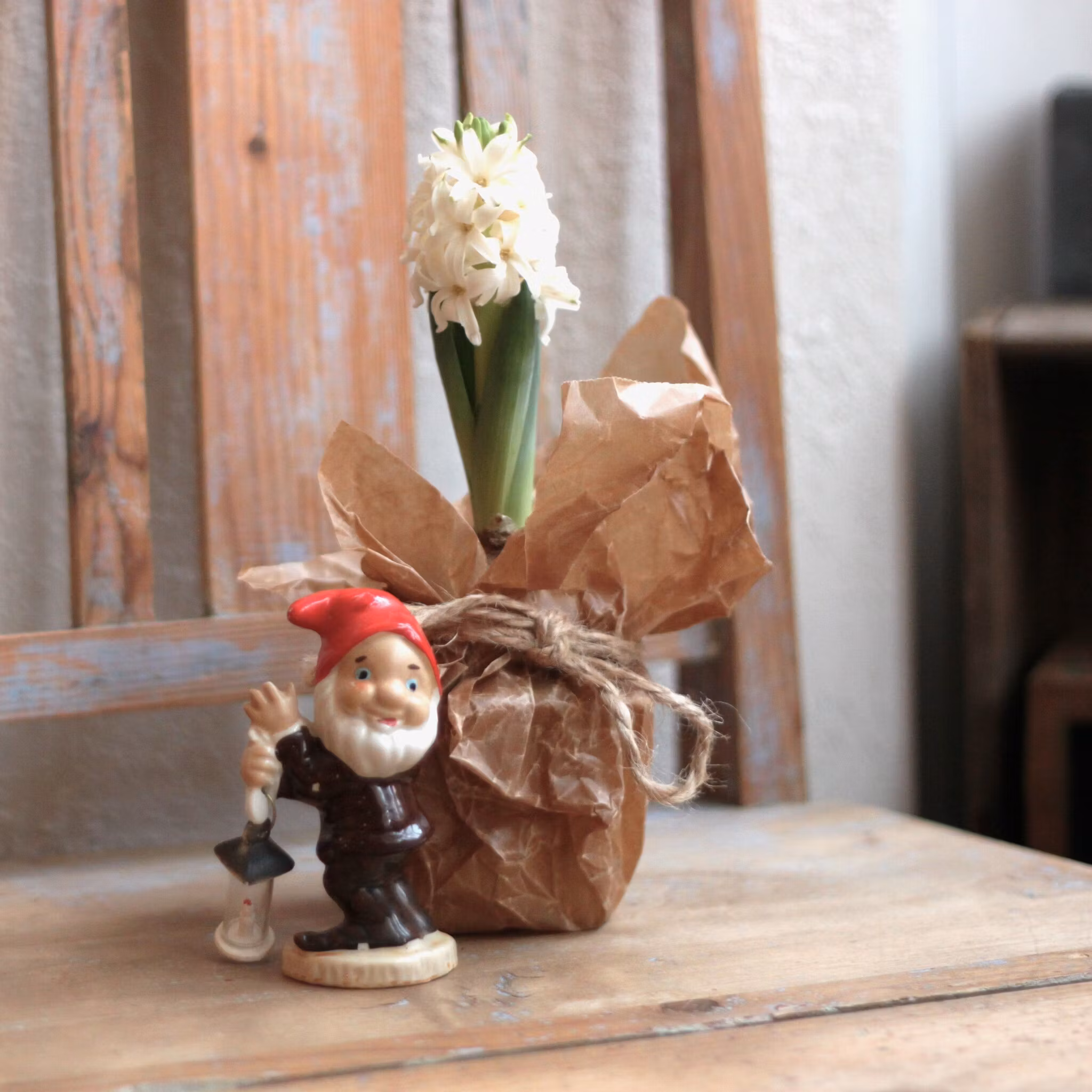 Tomte - Porslinstomte med lykta