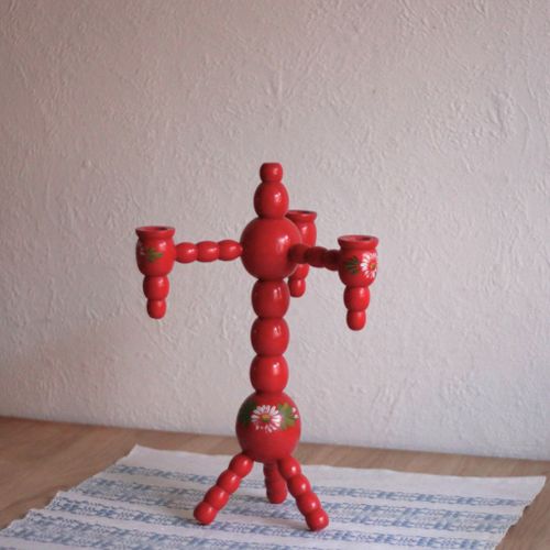 Ljusstake - Röd i trä