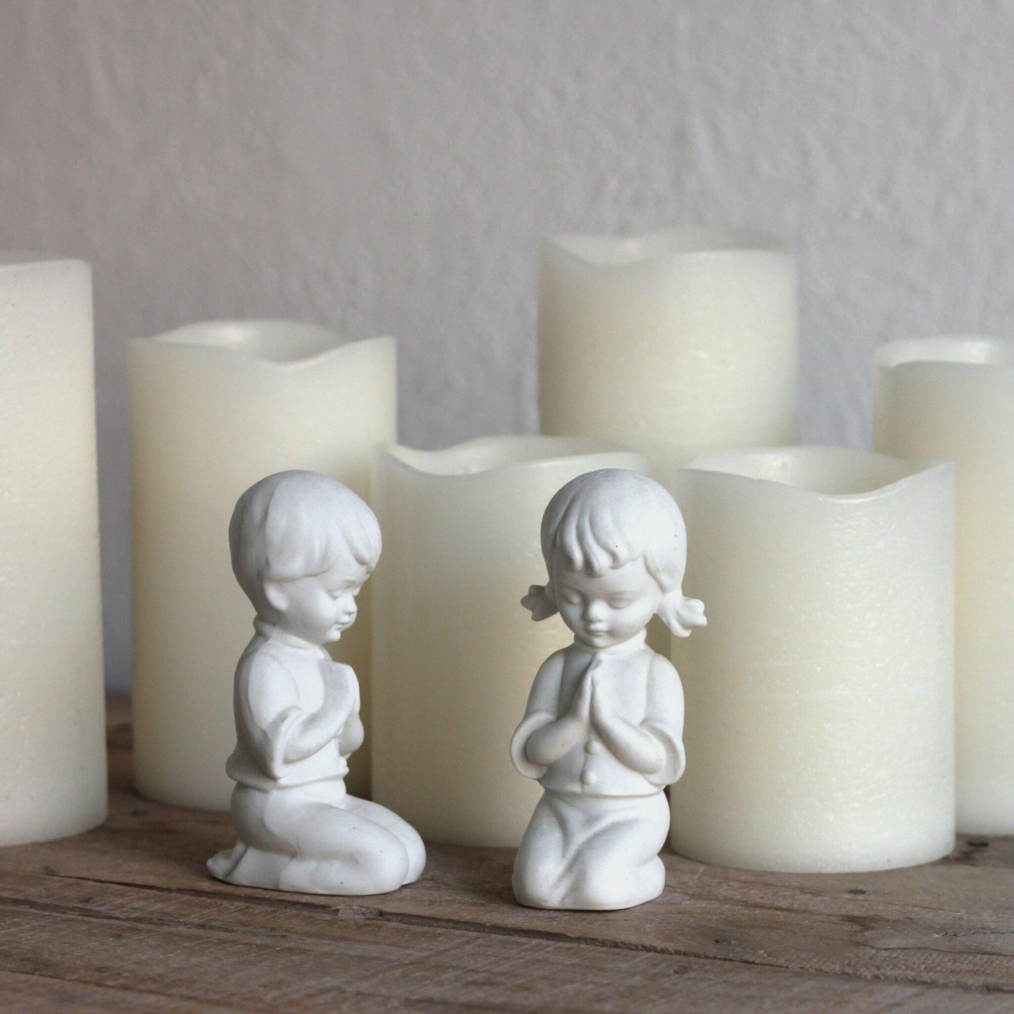 Porslinsfigur - flicka i vitt porslin