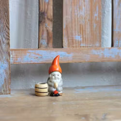 Tomte - Porslinstomte Ljusstake med en tunna