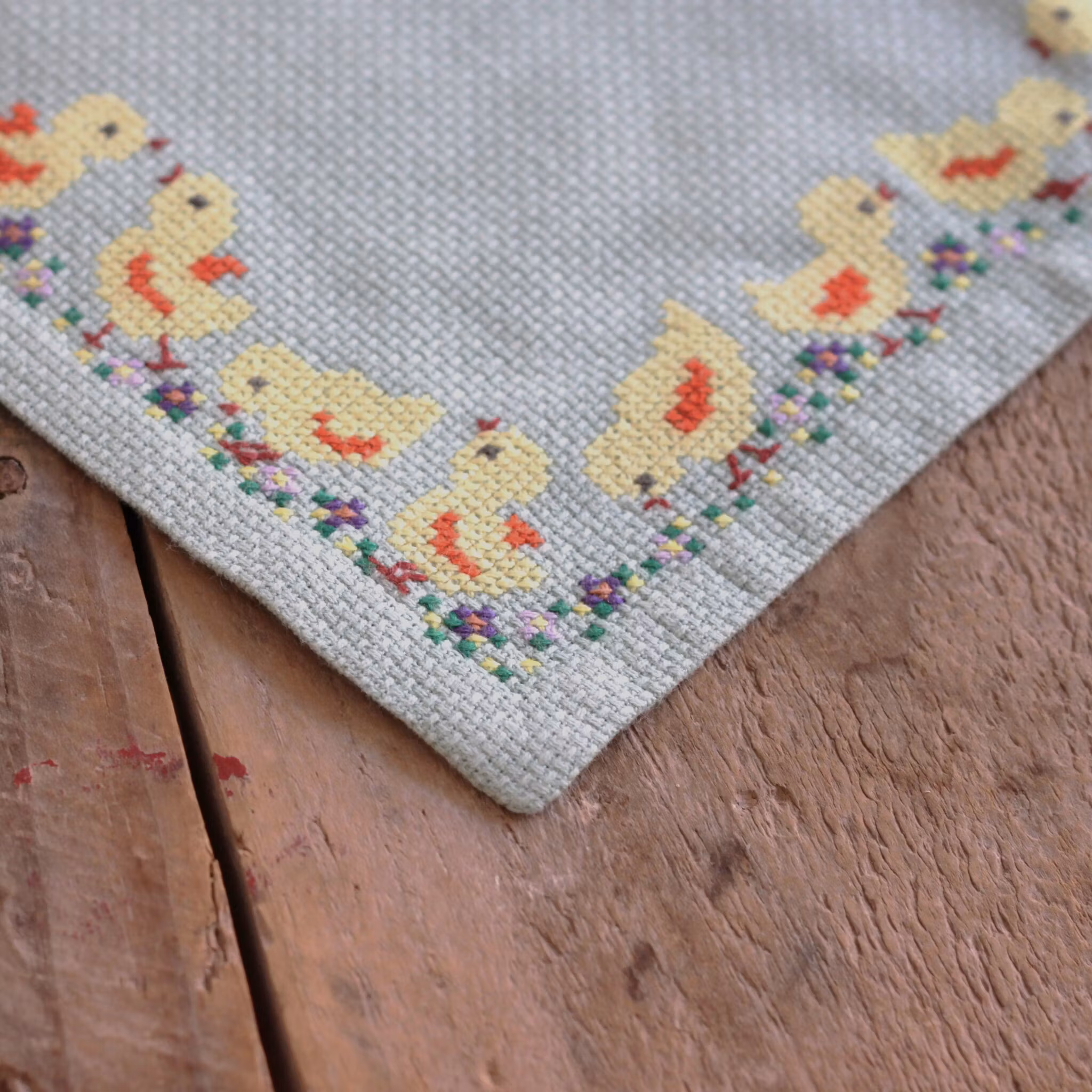 Duk - broderade kycklingar