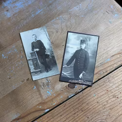 Fotografi - Ateljefoto Unga män i uniform