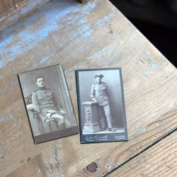 Fotografi - Ateljefoto män med mustasch och uniform