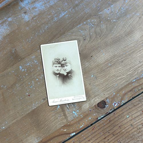 Fotografi - Ateljefoto Unga kvinnor med hårknut