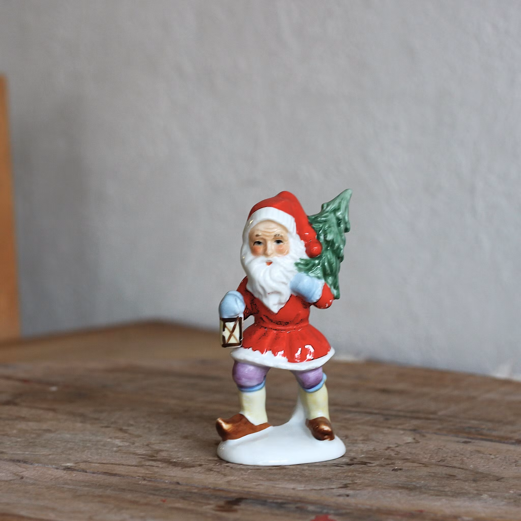 Tomte - porslinstomte med lykta och gran