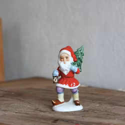Tomte - porslinstomte med lykta och gran