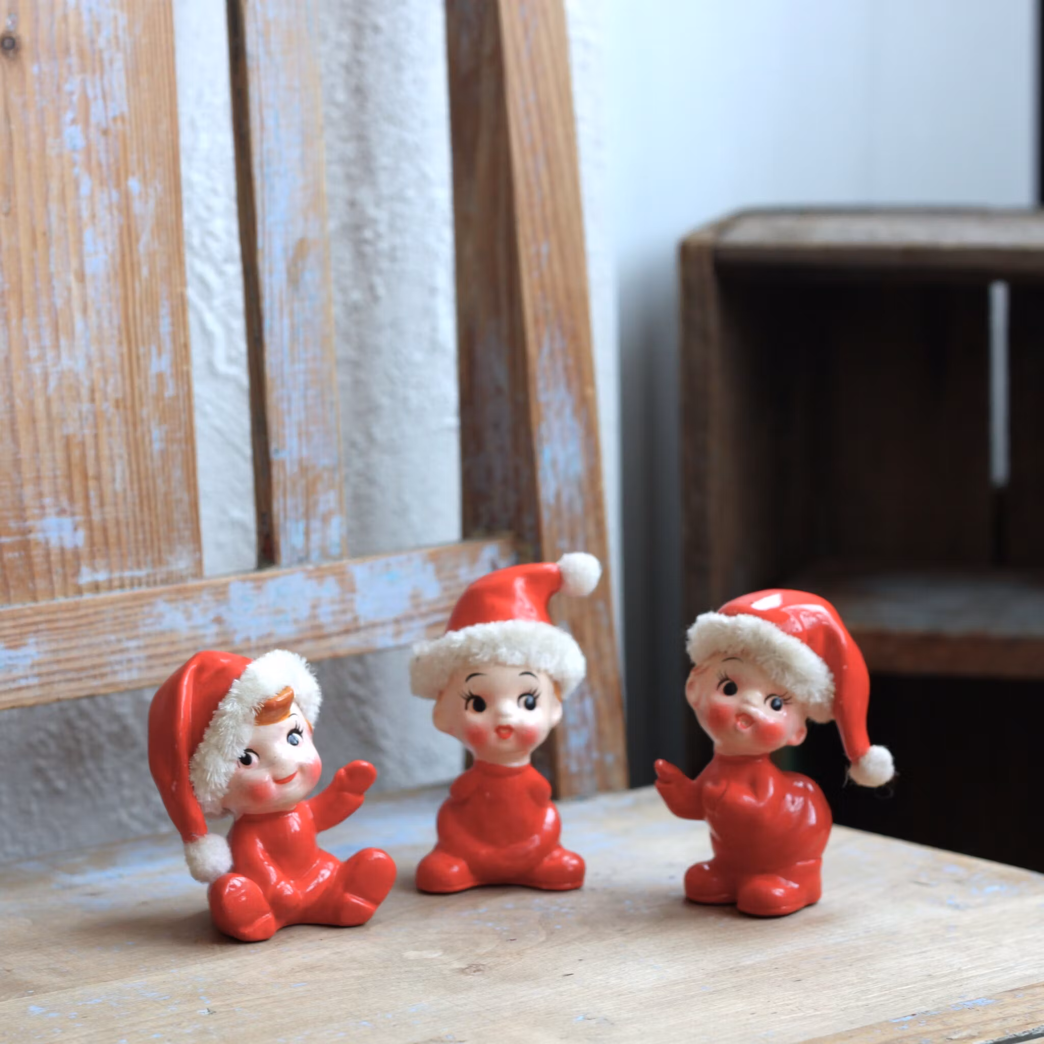 Tomte - sittande nisse med lurvig luva