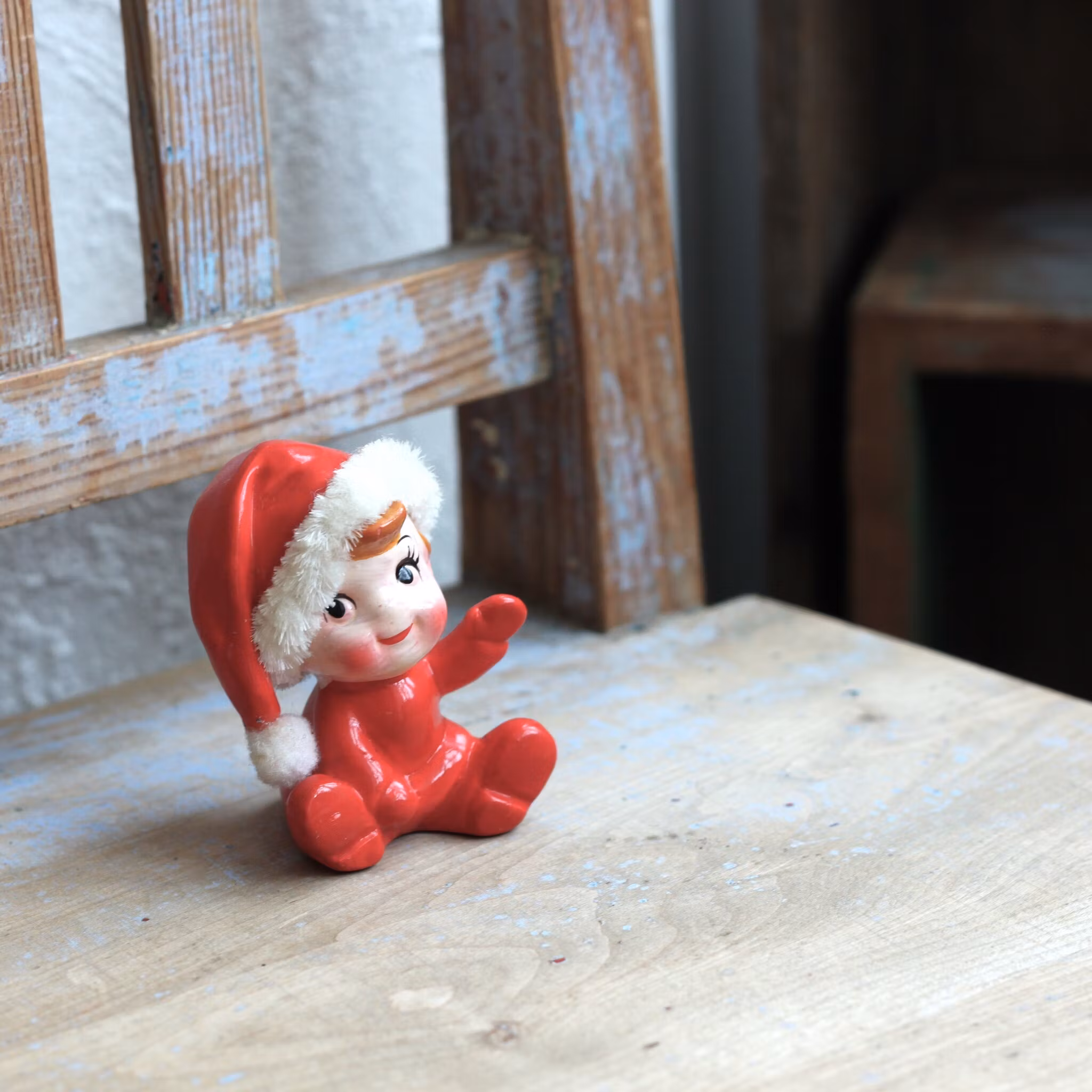 Tomte - sittande nisse med lurvig luva