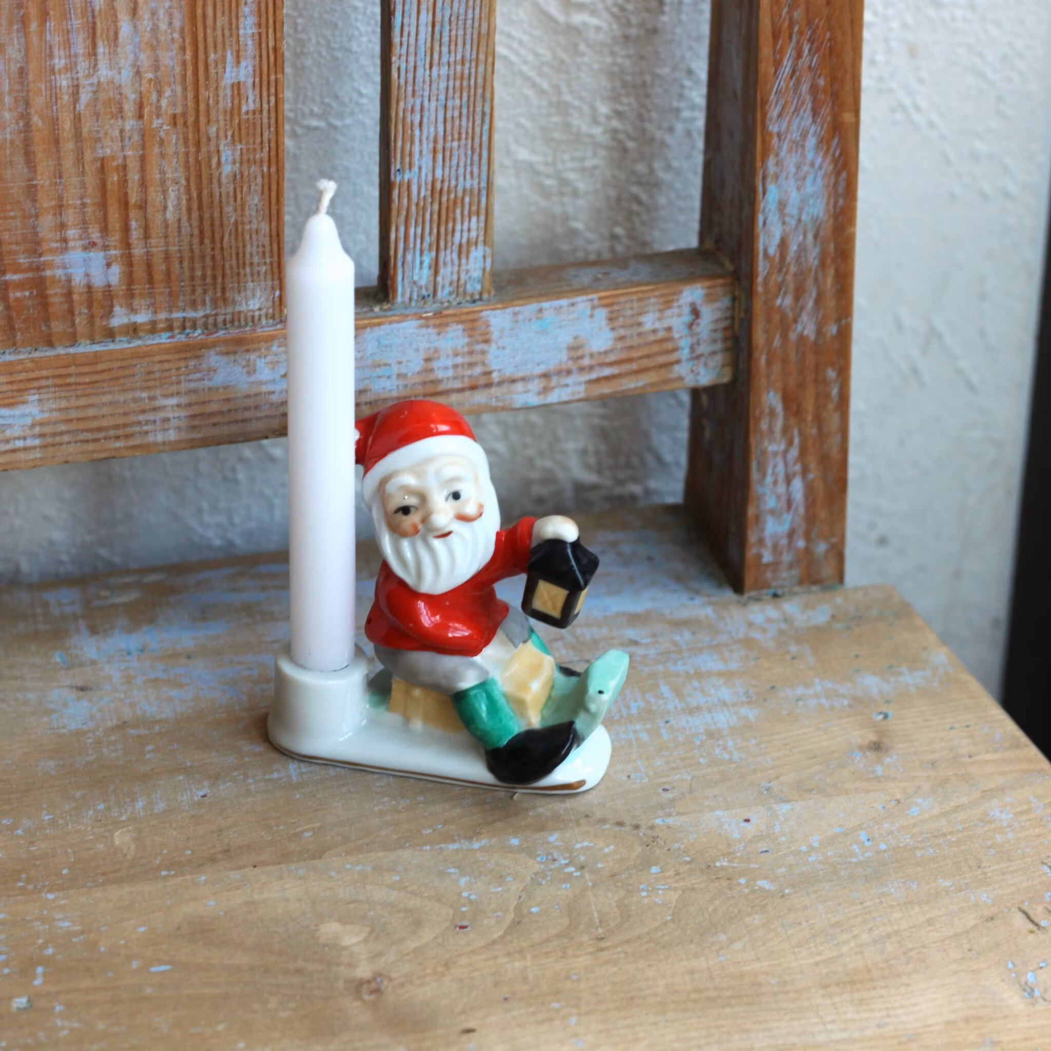 Tomte - Porslinstomte  ljusstake med kälke och lykta