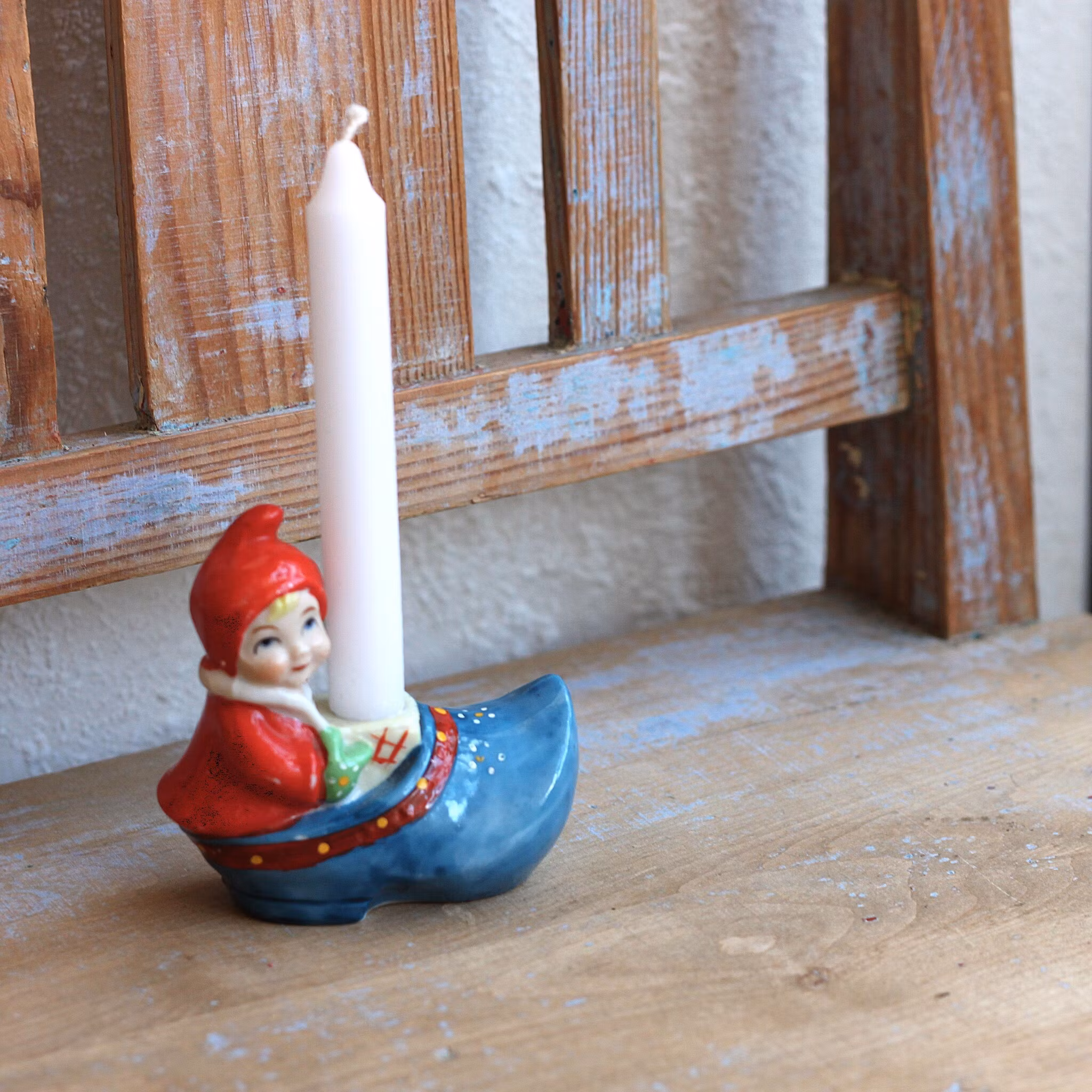 Tomte - Porslinstomte ljusstake Nisse i en träsko