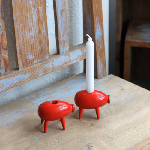 Grisar - Röda ljusstakar i trä