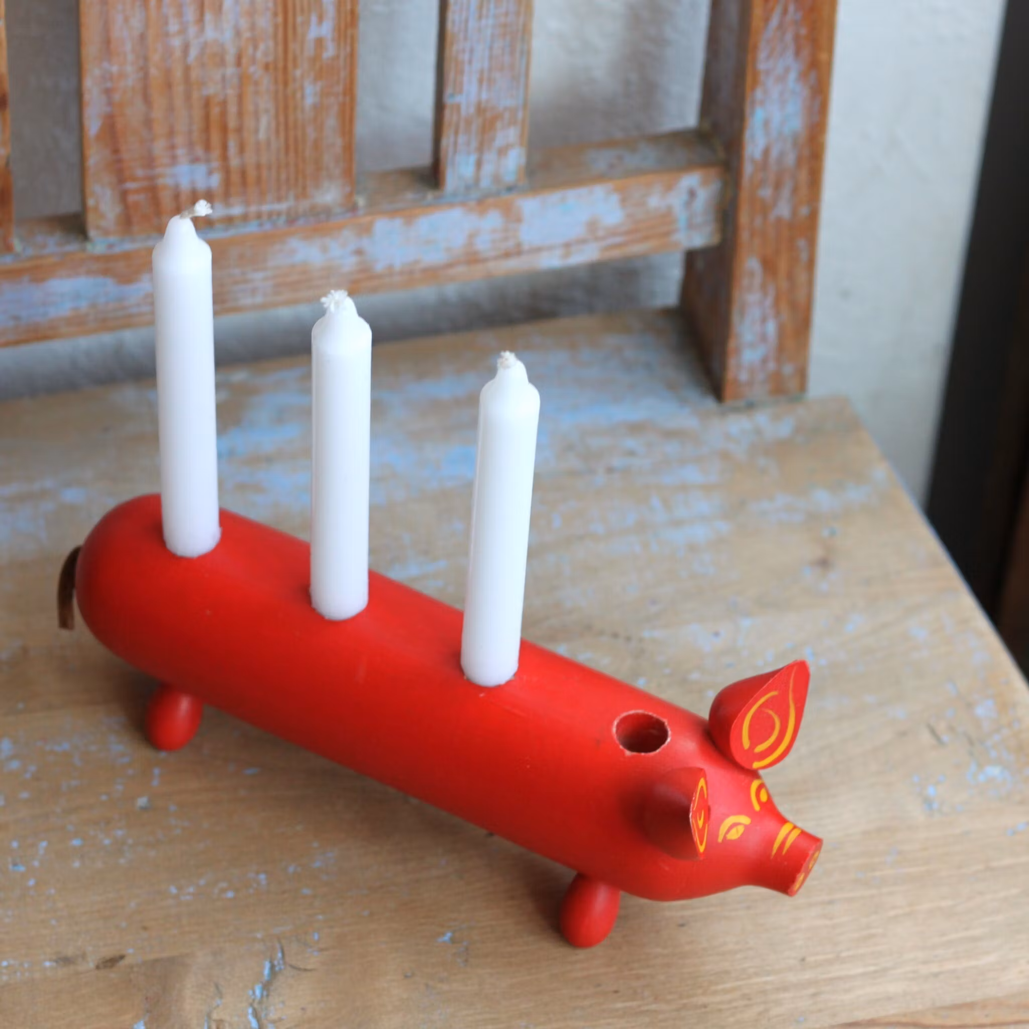 Gris - Röd Adventsljusstake i trä