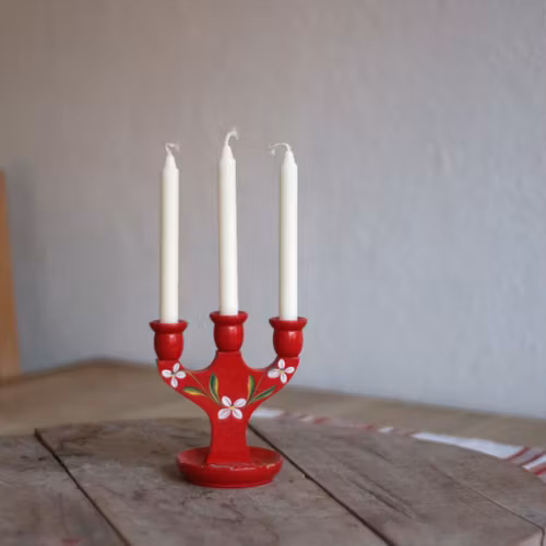 Ljusstake - Röd i trä med blomdekor