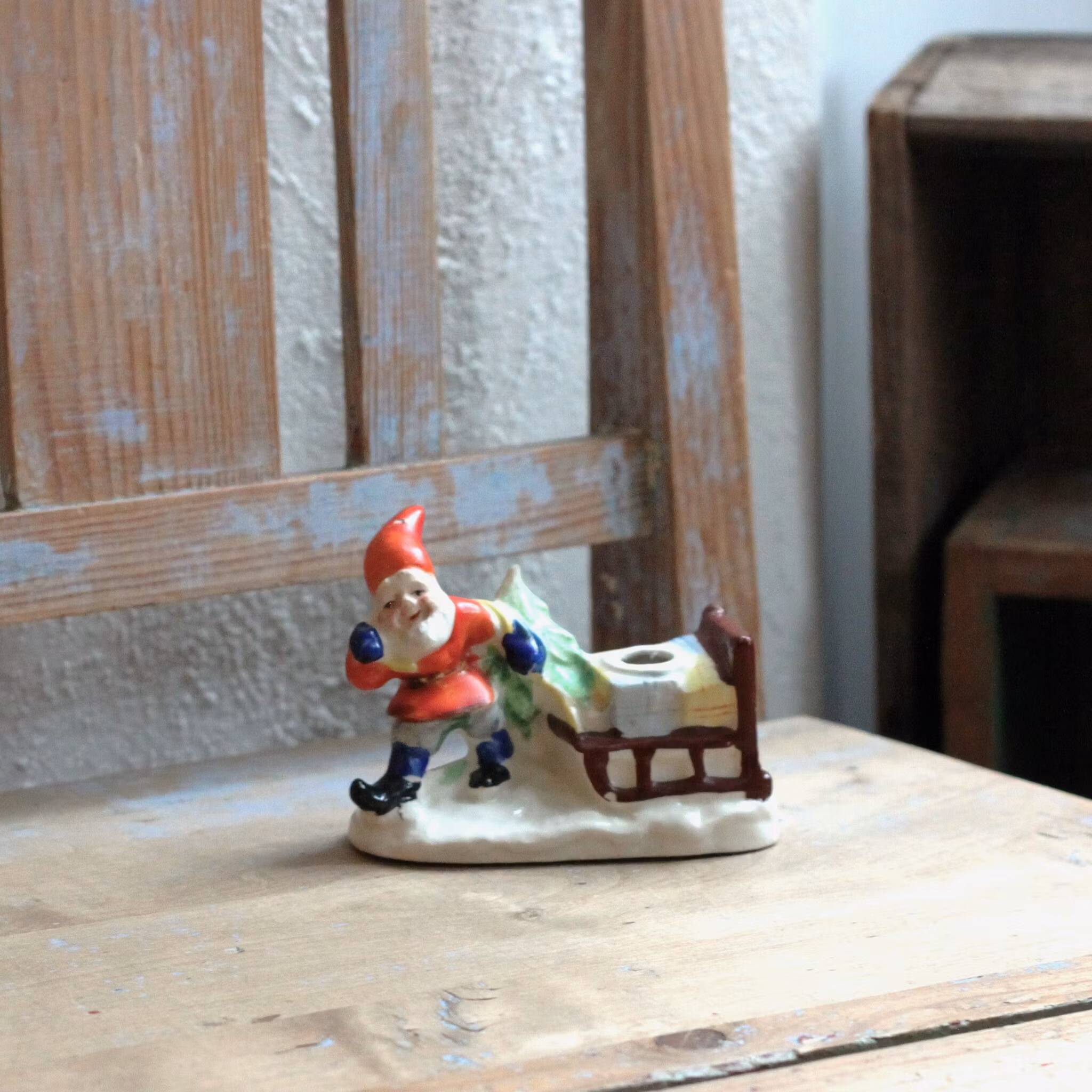 Tomte  - Porslinstomte Ljusstake med kälke