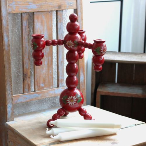 Ljusstake - röd i trä