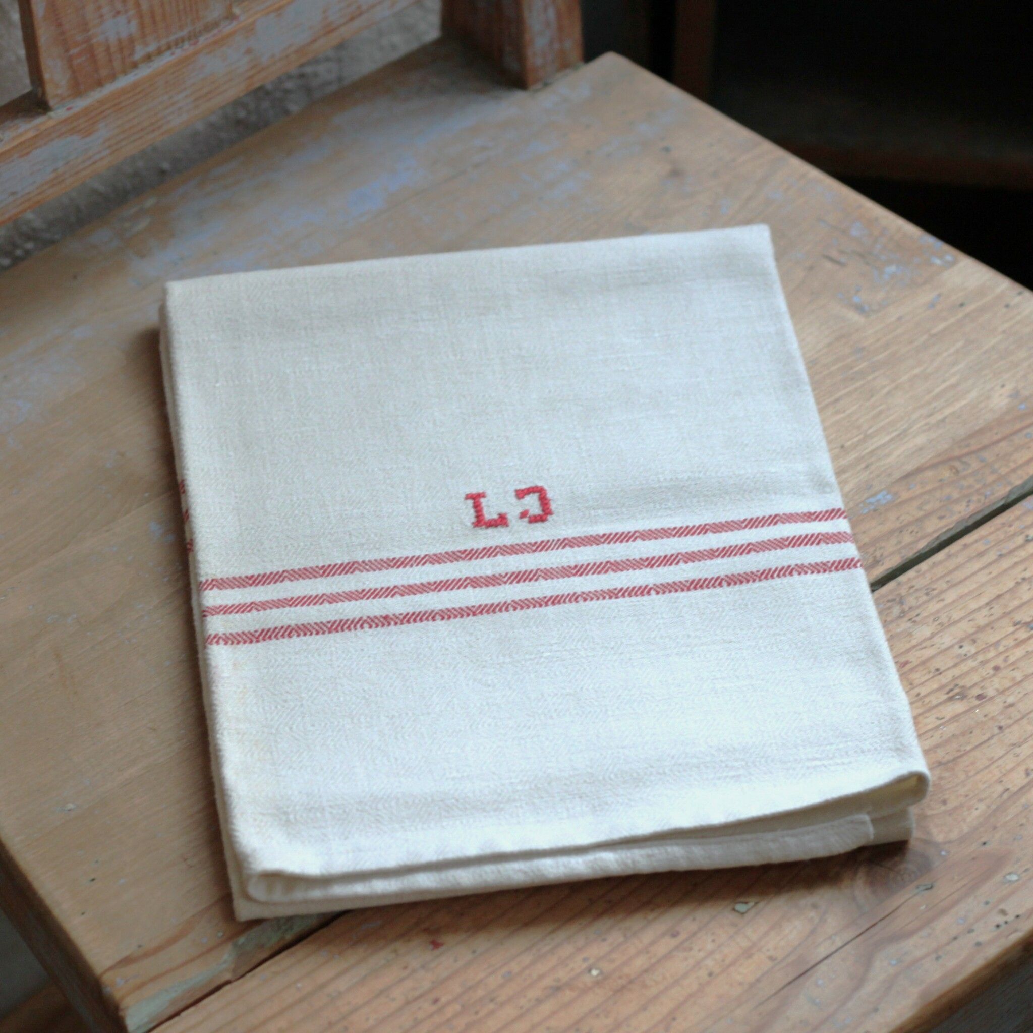 Handduk - linne monogram lj röd
