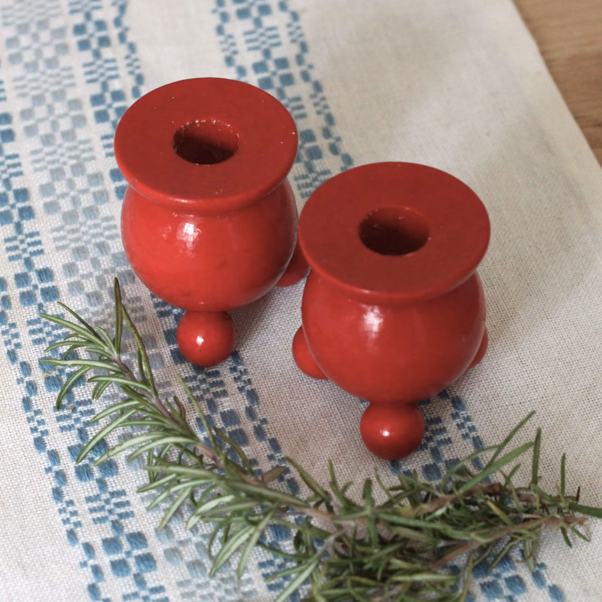 Ljusstakar - par Röd i trä