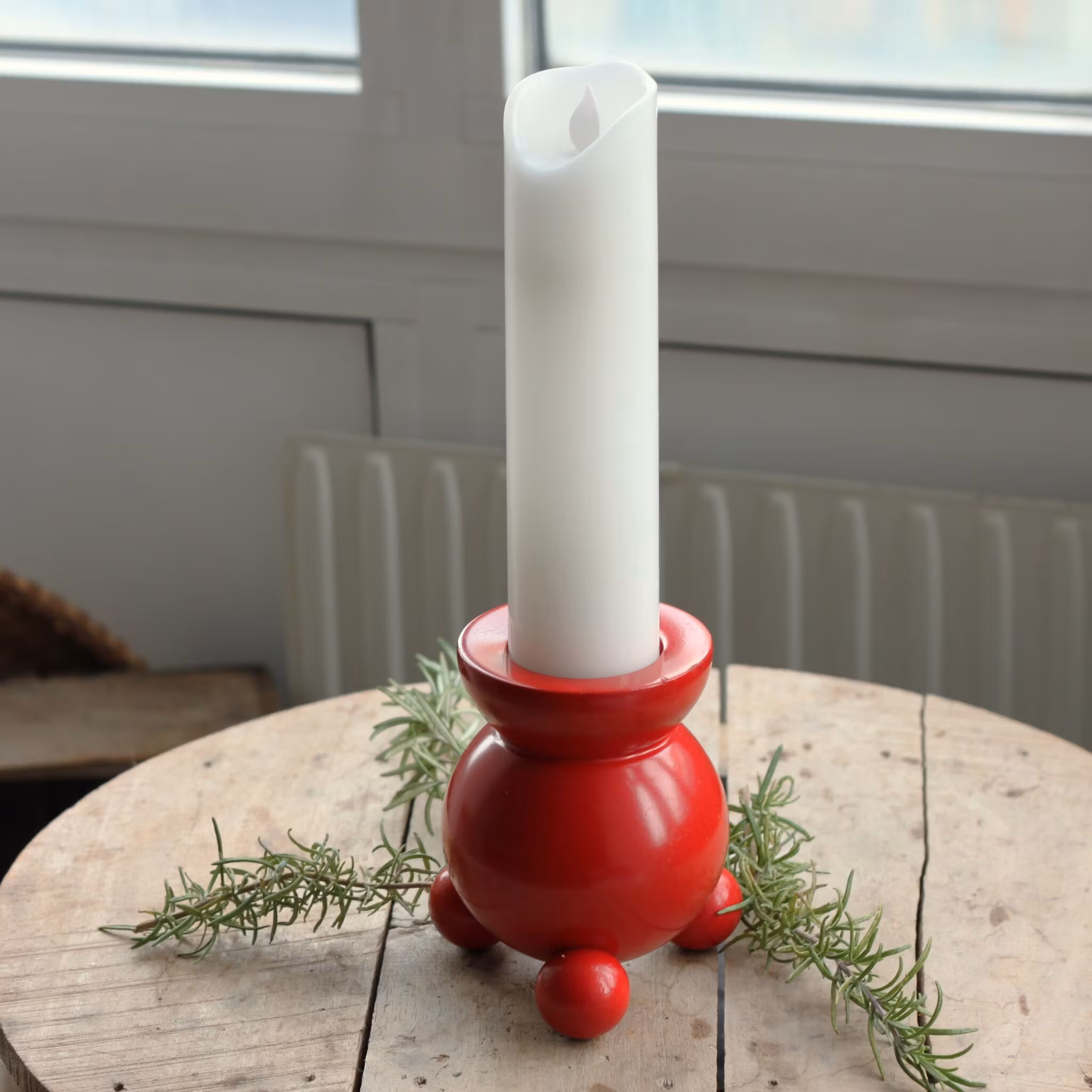 Ljusstake - röd i trä