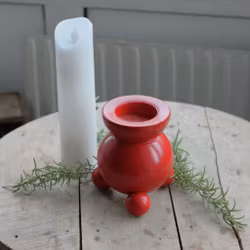 Ljusstake - röd i trä