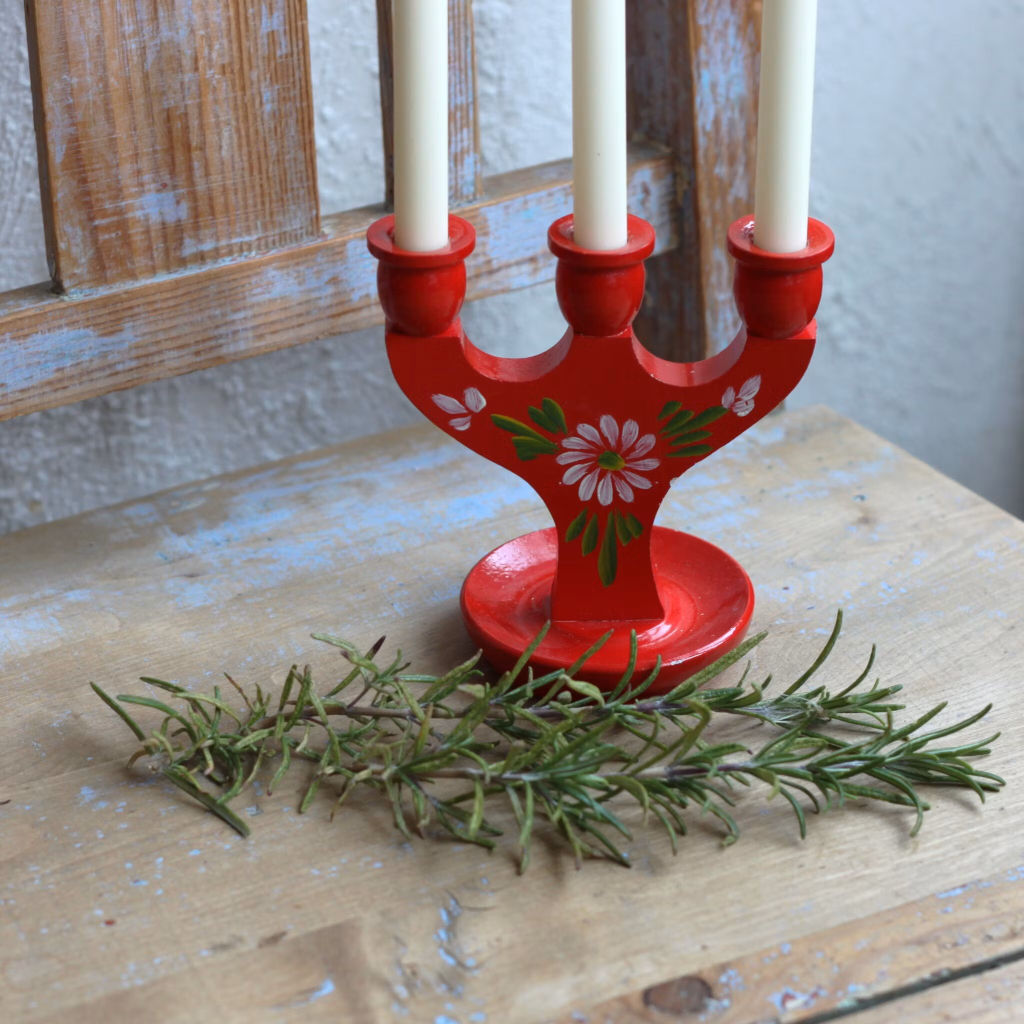 Ljusstake - röd treärmad i trä