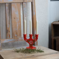 Ljusstake - röd treärmad i trä