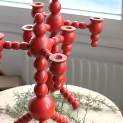 Ljusstake - Röd i trä