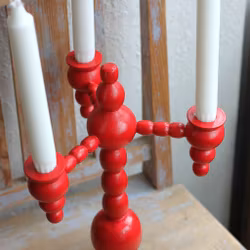 Ljusstake - röd i trä