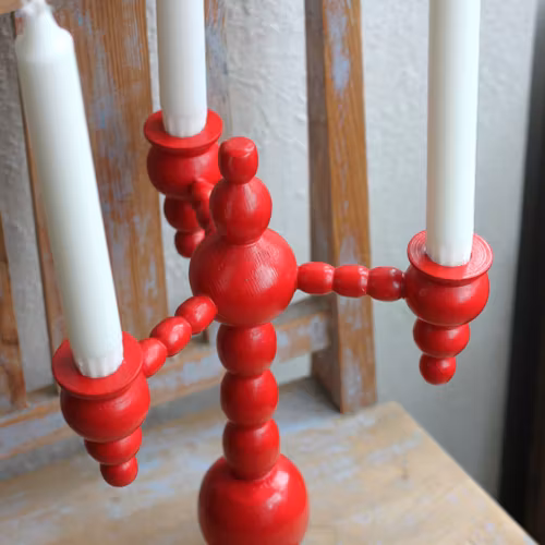 Ljusstake - röd i trä