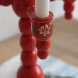 ljusstake - röd i trä