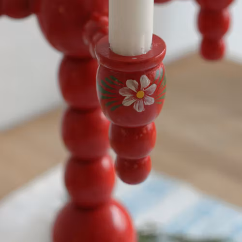 ljusstake - röd i trä