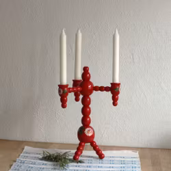 Ljusstake - röd i trä