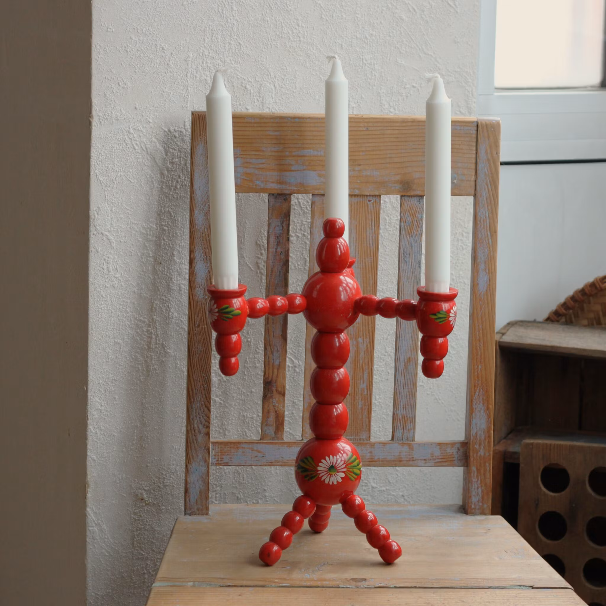 Ljusstake - röd i trä