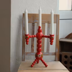 Ljusstake - röd i trä