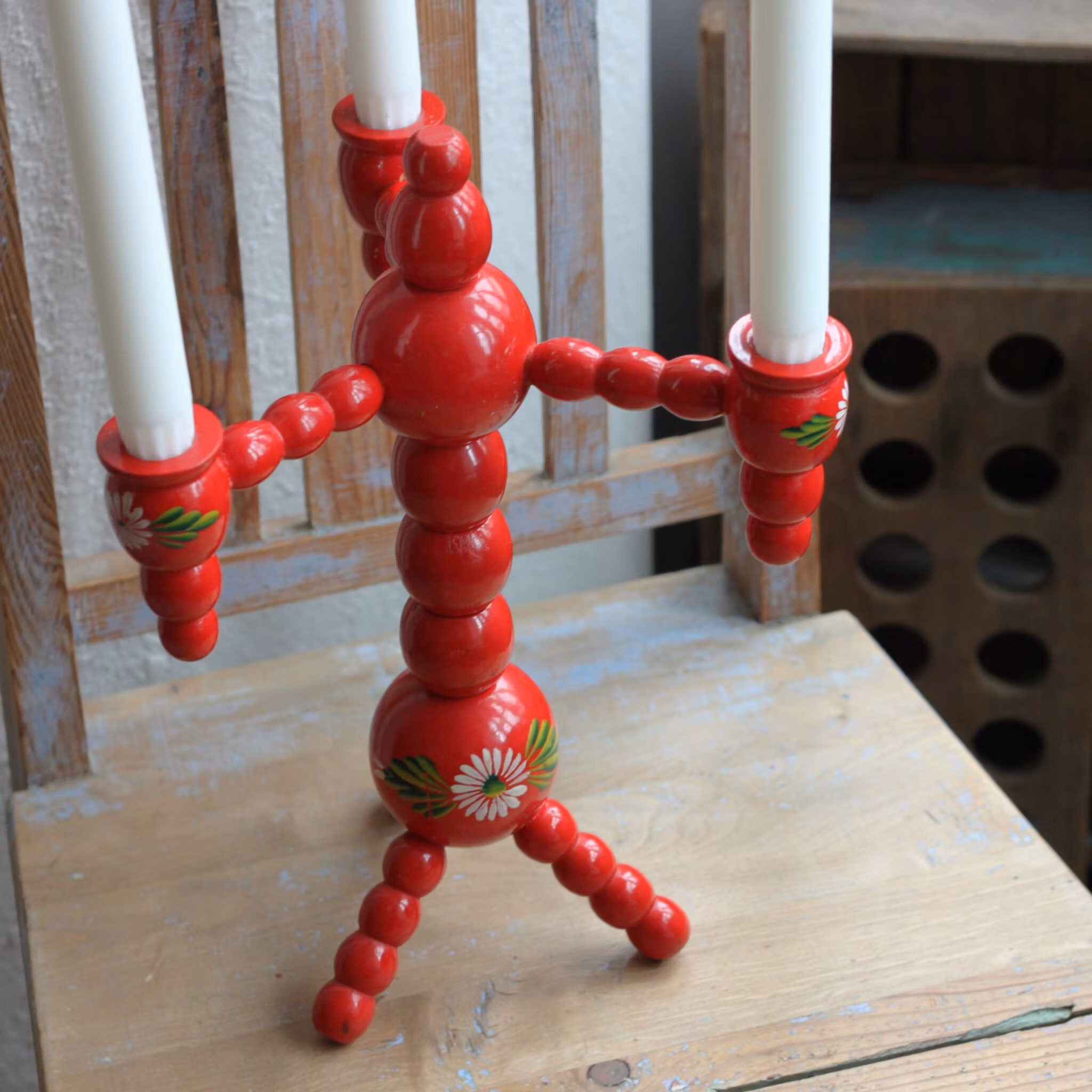 Ljusstake - röd i trä