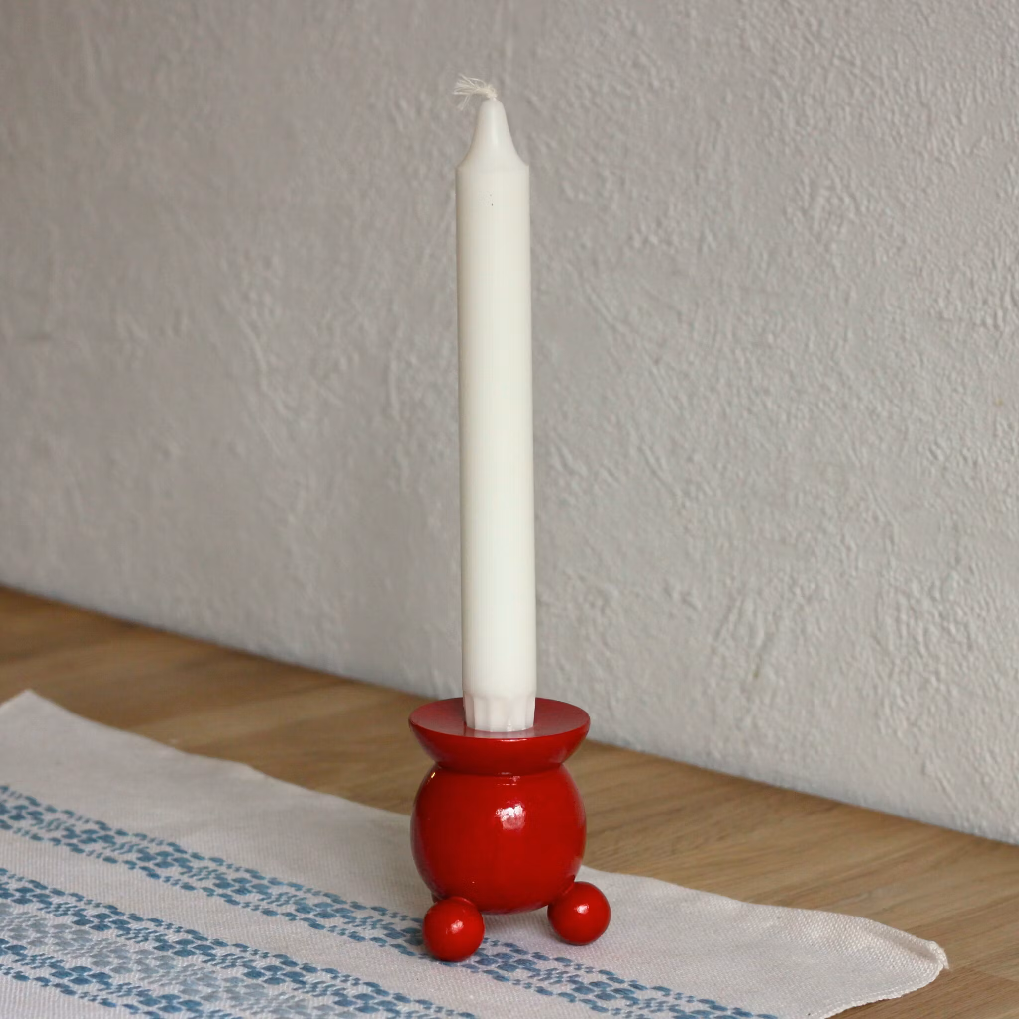 Ljusstake - röd i trä