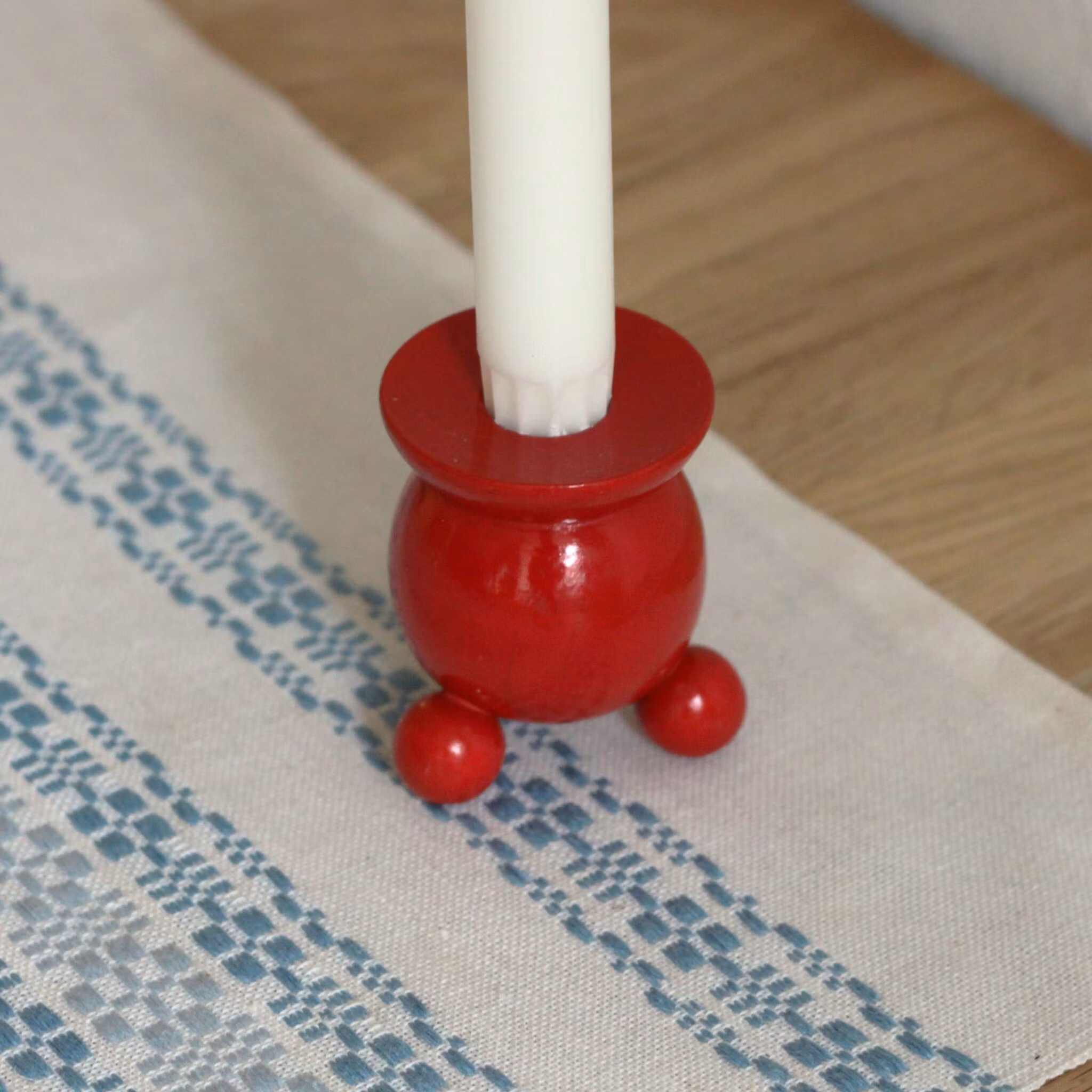 Ljusstake - röd i trä