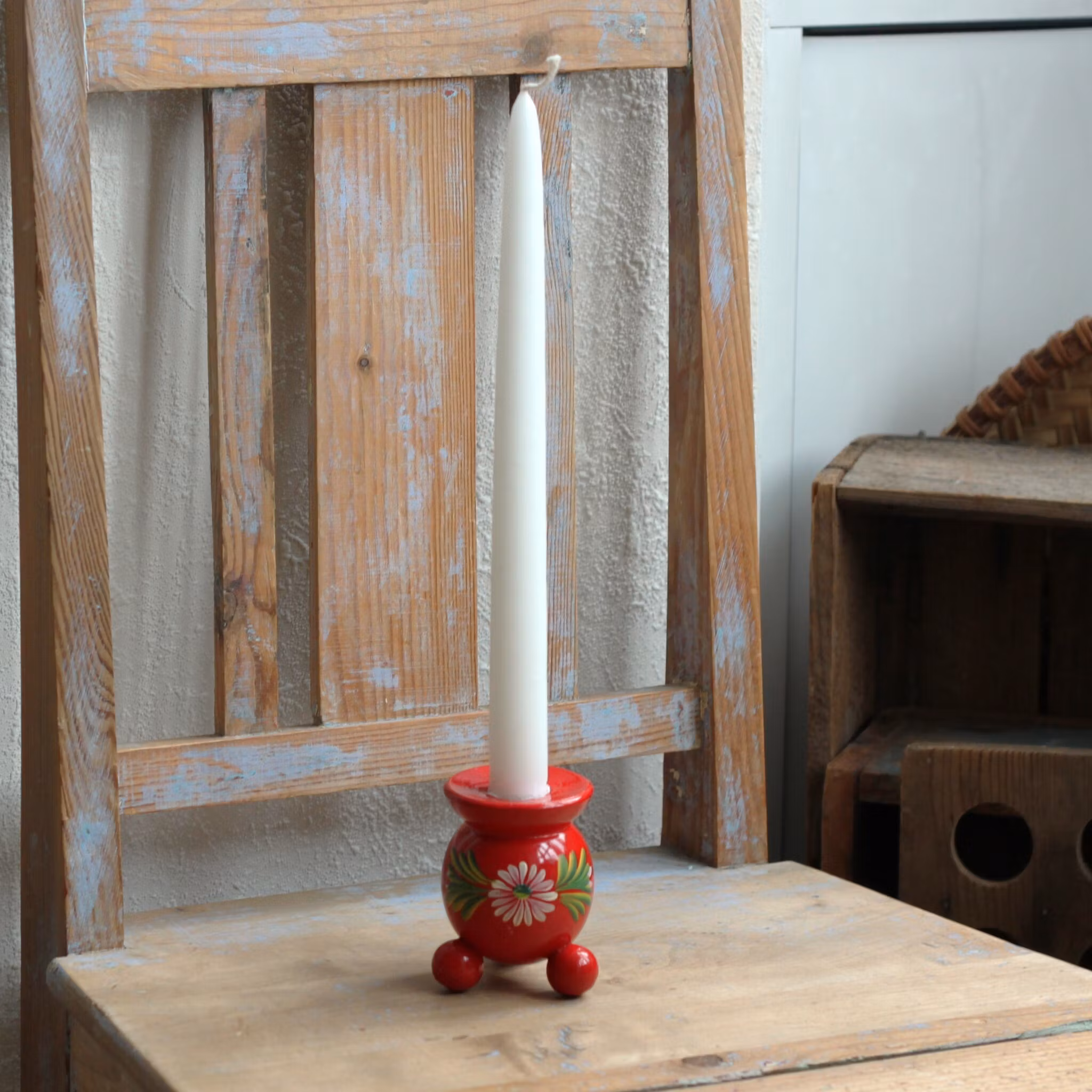 Ljusstake - röd i trä