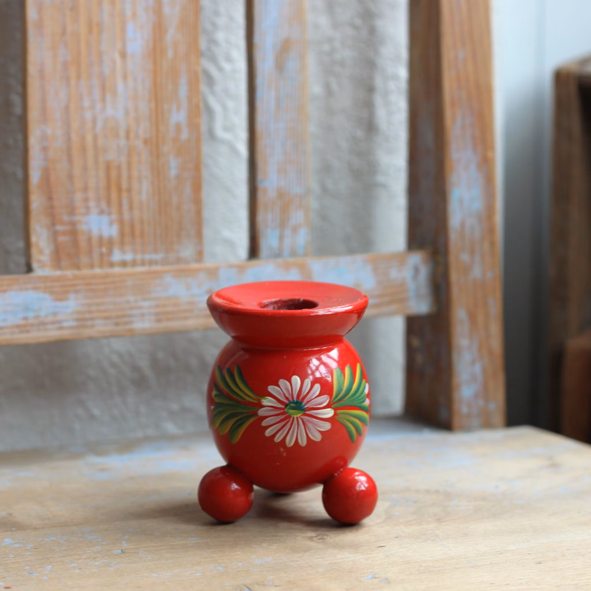 Ljusstake - röd i trä