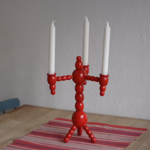 Ljusstake - röd i trä