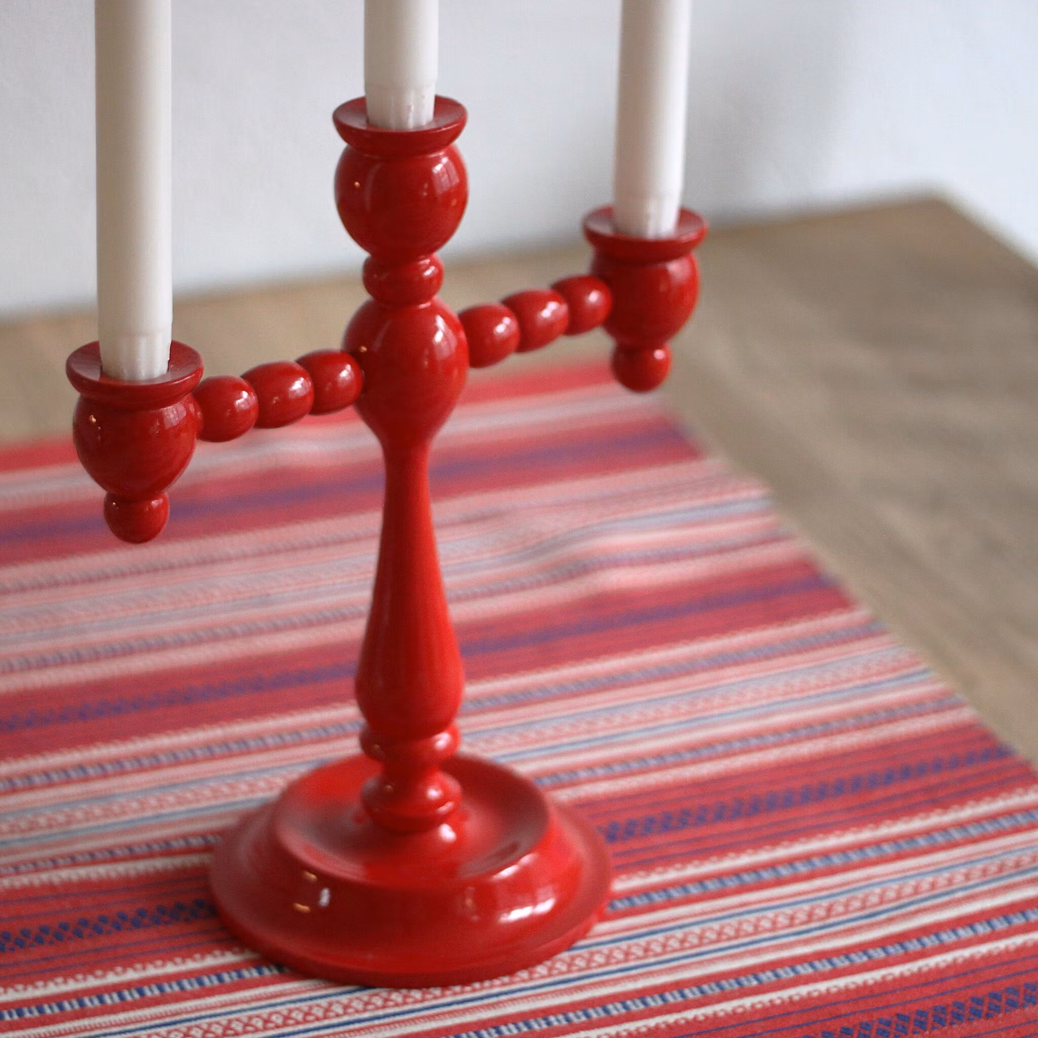 Ljusstake - röd i trä